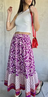 Falda larga estampada con motivos geométricos en color magenta y blanco.