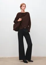 Blusa de manga larga en color marrón chocolate, con escote tipo bote drapeado y corte holgado.