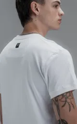 Remera de calce slim, confeccionada en jersey de algodón, con cuello redondo y mangas cortas con terminación en rib.