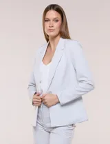 Blazer de sastre entallado color gris claro, con solapa de muesca clásica, cierre frontal de un solo botón y bolsillos frontales de vivo horizontales.