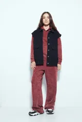 Babucha recta color bordó con efecto washed dyed, cintura elástica y bolsillos laterales.