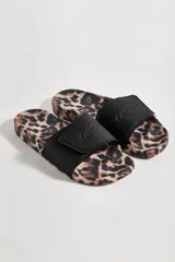 Sandalias tipo ojota con base estampada animal print y tira ancha negra ajustable con velcro, con logo de la marca grabado.