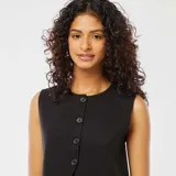 Chaleco negro de punto fino, sin mangas, con cuello redondo y cierre frontal de botones.