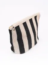 Neceser rectangular con cierre superior, confeccionado en tejido tipo rafia a rayas verticales en tonos beige y negro.