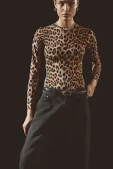 Body de manga larga con escote redondo, confeccionado en punto elástico con estampado de leopardo. Cuenta con refuerzo interior con botones a presión y frente forrado.