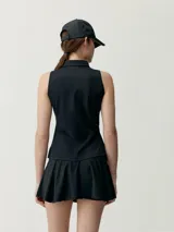 Musculosa polo deportiva negra con cuello mao y cierre frontal de tres botones.