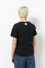 Remera azul marino de algodón con cuello redondo y mangas cortas. Estampa frontal con la palabra "Seattle" en arco, número 38 dentro de un círculo y estrellas.