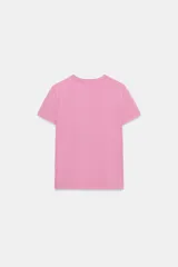 Camiseta de manga corta color rosado, con cuello redondo y corte regular. Confeccionada en tejido de punto interlock elástico y flexible.