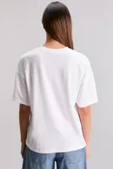 Remera blanca de algodón con estampado de frambuesas y texto "Berry Into You".