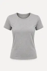 Camiseta de manga corta y cuello redondo, confeccionada en tejido de algodón y viscosa, con un diseño liso y ajuste entallado.