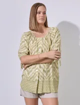 Blusa estampada con cuello redondo y abertura central con botones. Manga corta con lazo.