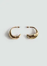 Aros medianos de metal dorado con diseño orgánico en relieve y cierre a presión.