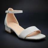 Sandalias de fiesta con taco bajo cuadrado, confeccionadas en material textil con acabado brillante. Presentan una tira delantera ancha y una tira ajustable con hebilla metálica en el tobillo.