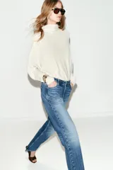 Jeans de tiro bajo color azul, con cinco bolsillos y pernera recta y larga. Cierre frontal con cremallera y botón.