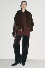 Camisa de corte oversize confeccionada en mezcla de viscosa, con diseño de rayas verticales, cuello solapa, manga larga con puños, bolsillo de plastrón en el pecho y cierre frontal con botones.