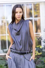 Top gris de satén con cuello drapeado y corte holgado.