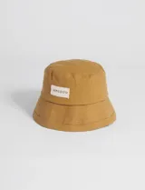 Gorro tipo bucket color marrón claro con etiqueta blanca con la inscripción "I am good" en el frente.