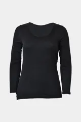 Camiseta negra de manga larga con cuello redondo.