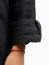 Camisa de manga larga confeccionada en 100% lino natural, con cuello clásico y cierre frontal de botones. Presenta un calce relajado y una textura ligera, ideal para climas cálidos.