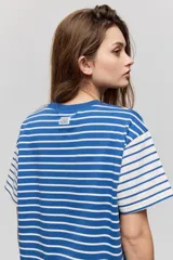 Remera de manga corta con diseño a rayas horizontales azules y blancas, corte relajado y cuello redondo.
