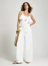 Blusa blanca de tirantes finos con volados en el escote y lateral, corte fluido.