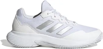 Championes Adidas Gamecourt 2.0 color blanco con detalles plateados y suela blanca.