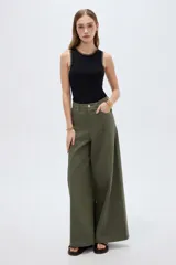 Pantalón jean verde militar, de tiro alto, corte ancho tipo wide leg y diseño de perneras amplias con costuras verticales decorativas.