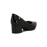 Zapato de tacón medio Vizzano, color negro charol, con punta fina, taco bloque y detalle de logo dorado en el lateral.