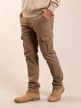 Pantalón cargo color marrón, de corte recto, con bolsillos laterales con fuelle y solapa.