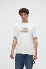 Remera blanca de manga corta con estampa frontal de una ilustración arquitectónica abstracta y calce clásico.
