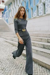 Pantalón de tiro alto con cintura ancha y corte de pierna recta, confeccionado en tejido de sarga con textura jaspeada.
