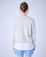 Suéter de cashmere cepillada con cuello en V, corte oversize, mangas largas y acabados acanalados.