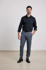 Camisa de vestir de hombre, color negro, con cuello italiano y mangas largas.