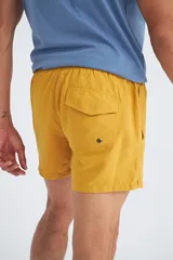 Short de baño azul marino con cordón ajustable en la cintura y etiqueta con logo de la marca en la pierna izquierda.
