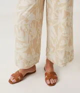 Sandalias planas color verde militar, con puntera cuadrada y dos tiras horizontales en la parte delantera.