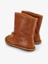 Bota de cuero negra, de caña media, con puntera redondeada y suela plana.