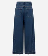 Pantalón de jean azul oscuro con corte super wide leg, cintura media, bolsillos funcionales y ruedo deshilachado.