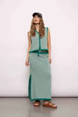 Chaleco tejido a rayas horizontales verdes y beige, con escote en V y cierre frontal con botones.