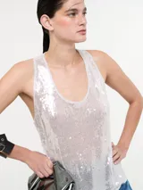 Musculosa plateada con lentejuelas y breteles finos.