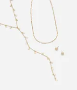 Conjunto de bijouterie color dorado en metal, compuesto por dos collares de cadena fina (uno tipo corbata con dijes de estrellas y otro corto con apliques) y un par de aros abridores geométricos.