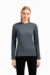 Buzo gris de manga larga con cuello redondo y tejido de punto fino.