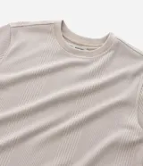 Remera de manga corta color verde militar, con cuello redondo y diseño de textura vertical acanalada, marca Marfinno.
