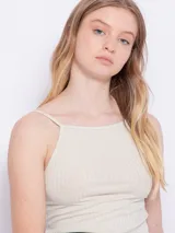 Top sin mangas color turquesa, de textura acanalada y brillante.