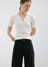 Jeans wide leg negros de tiro medio, con diseño de pernera ancha y terminación desmechada en el bajo.