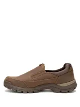 Zapato slip on Caterpillar modelo Threshold, color marrón, confeccionado en cuero de grano completo con elásticos laterales y suela de goma resistente.
