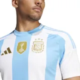 Camiseta de fútbol Adidas de la Selección Argentina, modelo titular 2024. Diseño a rayas verticales celestes y blancas con detalles dorados en cuello, mangas y hombros. Incluye logo de Adidas, escudo de la AFA y tres estrellas doradas sobre el escudo.