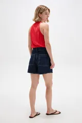 Short de jean azul oscuro con pinzas, tiro alto y diseño clásico.