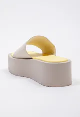 Sandalias negras de plataforma con punta cuadrada y tira ancha sobre el empeine.