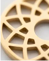 Dije circular de acero con baño de oro, con diseño calado geométrico tipo mandala.