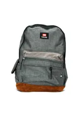 Mochila Ecko Unltd de color gris melange, con base de gamuza marrón, compartimento principal con cierre, bolsillo frontal con cierre y bolsillos laterales. Cuenta con el parche de la marca en la parte superior.